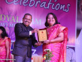 Mrs.Geeta-Rawat-receiving-the-Best-Teacher-award-2016